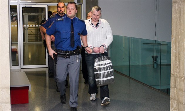 Radka Březinu přivádí justiční stráž na jednání olomouckého krajského soudu. Radka Březinu přivádí justiční stráž na jednání olomouckého krajského soudu.
