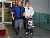 Radka Březinu přivádí justiční stráž na jednání olomouckého krajského soudu. Radka Březinu přivádí justiční stráž na jednání olomouckého krajského soudu.