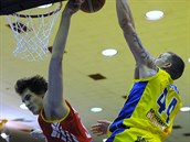 Ústecký basketbalista Ladislav Pecka (vpravo) se pokouší překonat pardubického... Ústecký basketbalista Ladislav Pecka (vpravo) se pokouší překonat pardubického...