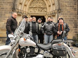 Harley Petra Hapky parkoval před katedrálou