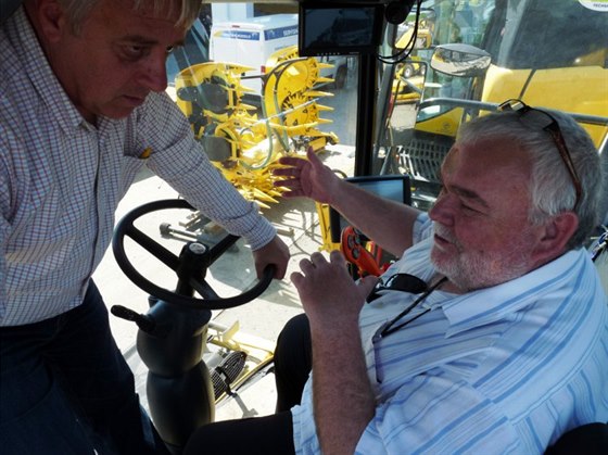 Dotazů na vlastnosti kombajnu New Holland CR9090 bylo mnoho Dotazů na vlastnosti kombajnu New Holland CR9090 bylo mnoho
