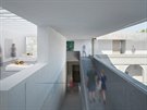 Před jednu ze stěn na nádvoří předsazuje architekt Pavel Míček železobetonovou zeď s prosklenými otvory Před jednu ze stěn na nádvoří předsazuje architekt Pavel Míček železobetonovou zeď s prosklenými otvory