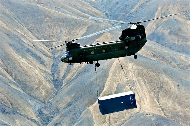Chinook americké armády přenáší kontejner během operace v afghánské provincii... Chinook americké armády přenáší kontejner během operace v afghánské provincii...