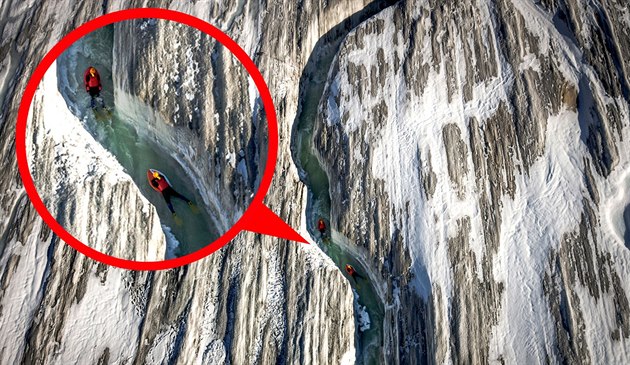 Dva švýcarští dobrodruzi sjeli mrazivou řeku v největším alpském ledovci... Dva švýcarští dobrodruzi sjeli mrazivou řeku v největším alpském ledovci...