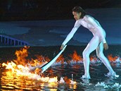 Cathy Freemanová zapaluje ve slavné bílé kombinéze olympijský oheň na hrách v... Cathy Freemanová zapaluje ve slavné bílé kombinéze olympijský oheň na hrách v...