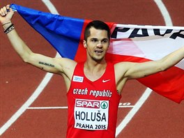 S VLAJKOU. Český běžec Jakub Holuša slaví zisk titulu halového mistra Evropy. S VLAJKOU. Český běžec Jakub Holuša slaví zisk titulu halového mistra Evropy.